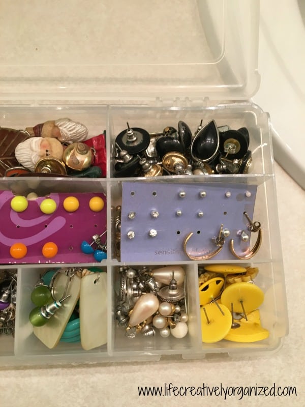 Easy way to organize earrings. Here is a great way to organize hundreds